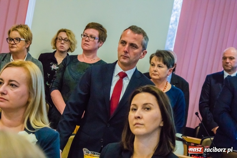 Zdjęcie w galerii na portalu naszraciborz.pl: Inauguracyjna sesja Rady Miasta. Leon Fiołka przewodniczącym. Ustalono pensję prezydenta wiadomości z regionu