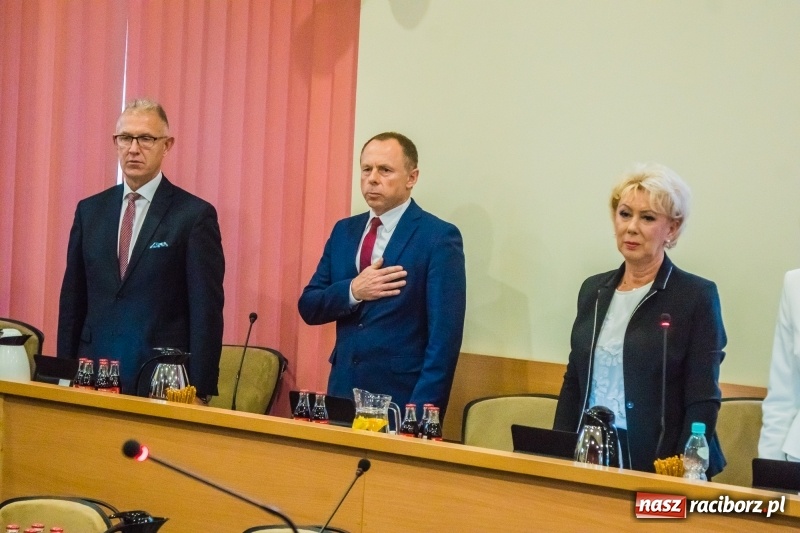 Zdjęcie w galerii na portalu naszraciborz.pl: Inauguracyjna sesja Rady Miasta. Leon Fiołka przewodniczącym. Ustalono pensję prezydenta wiadomości z regionu