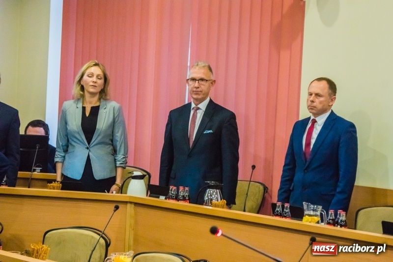Zdjęcie w galerii na portalu naszraciborz.pl: Inauguracyjna sesja Rady Miasta. Leon Fiołka przewodniczącym. Ustalono pensję prezydenta wiadomości z regionu