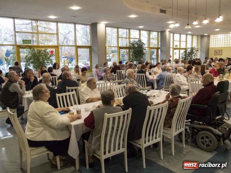 Zdjęcie w galerii na portalu naszraciborz.pl: Obchody Dnia Pracownika Socjalnego w Domu Pomocy Społecznej Złota Jesień  wiadomości z regionu