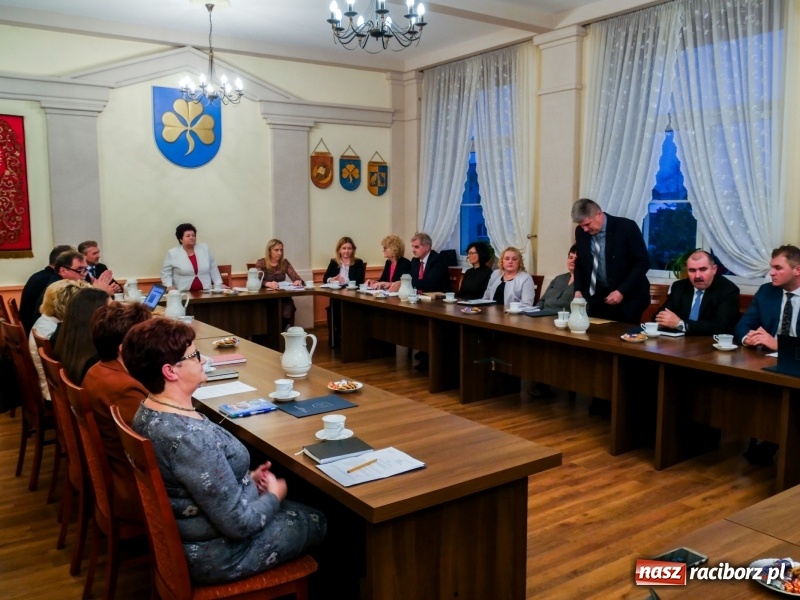 Zdjęcie w galerii na portalu naszraciborz.pl: Ślubowanie, wybory i obniżka pensji wójta. Pierwsze posiedzenie Rady Gminy w Pietrowicach Wielkich wiadomości z regionu