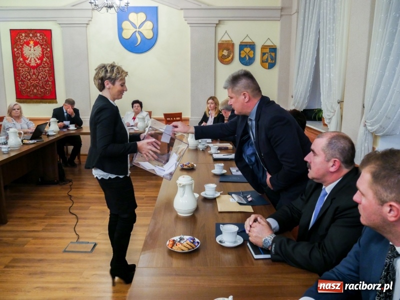 Zdjęcie w galerii na portalu naszraciborz.pl: Ślubowanie, wybory i obniżka pensji wójta. Pierwsze posiedzenie Rady Gminy w Pietrowicach Wielkich wiadomości z regionu