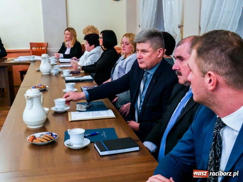 Zdjęcie w galerii na portalu naszraciborz.pl: Ślubowanie, wybory i obniżka pensji wójta. Pierwsze posiedzenie Rady Gminy w Pietrowicach Wielkich wiadomości z regionu