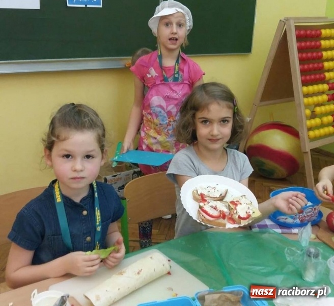 Zdjęcie w galerii na portalu naszraciborz.pl: Dzień zdrowego śniadania w SP 13 wiadomości z regionu