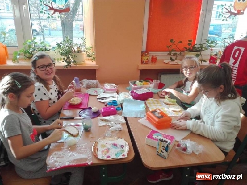 Zdjęcie w galerii na portalu naszraciborz.pl: Dzień zdrowego śniadania w SP 13 wiadomości z regionu
