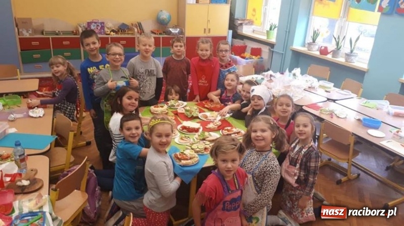 Zdjęcie w galerii na portalu naszraciborz.pl: Dzień zdrowego śniadania w SP 13 wiadomości z regionu