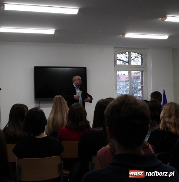 Zdjęcie w galerii na portalu naszraciborz.pl: Tydzień Konstytucyjny w ZSO nr 1 w Raciborzu wiadomości z regionu