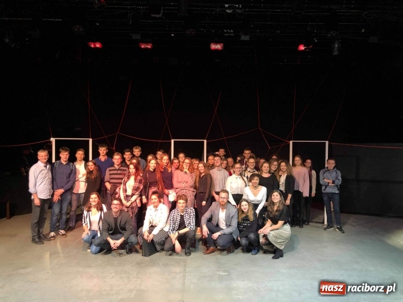 Zdjęcie w galerii na portalu naszraciborz.pl: Uczniowie I LO z Raciborza na sztuce Sznurowadła w krakowskiej Cricotece wiadomości z regionu