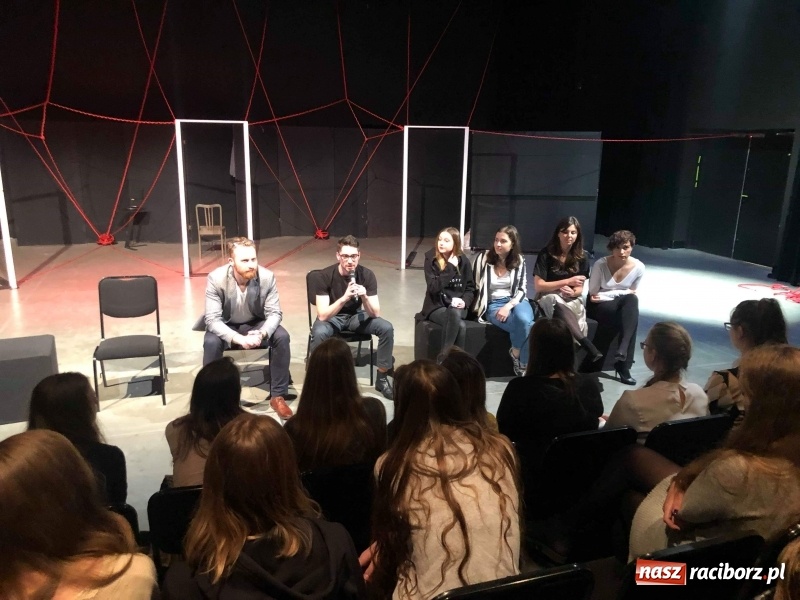 Zdjęcie w galerii na portalu naszraciborz.pl: Uczniowie I LO z Raciborza na sztuce Sznurowadła w krakowskiej Cricotece wiadomości z regionu