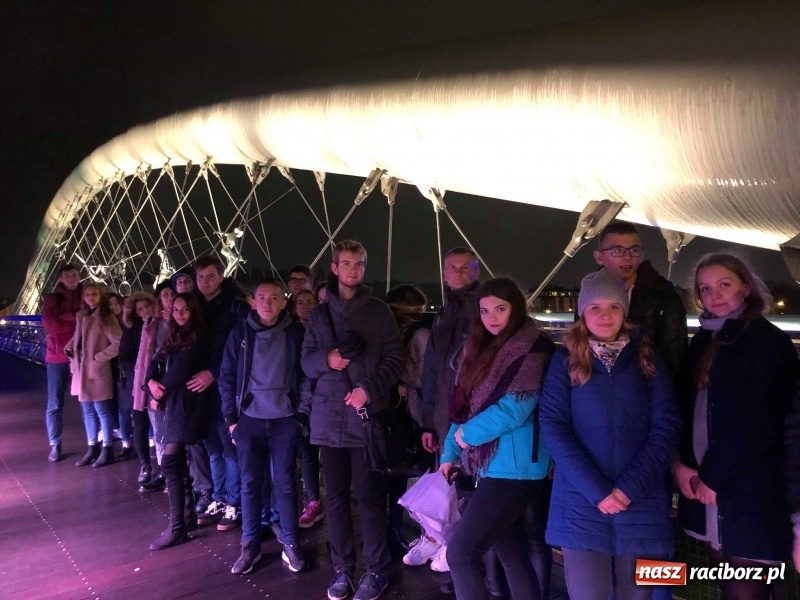 Zdjęcie w galerii na portalu naszraciborz.pl: Uczniowie I LO z Raciborza na sztuce Sznurowadła w krakowskiej Cricotece wiadomości z regionu