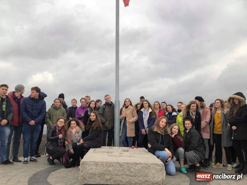 Zdjęcie w galerii na portalu naszraciborz.pl: Uczniowie I LO z Raciborza na sztuce Sznurowadła w krakowskiej Cricotece wiadomości z regionu