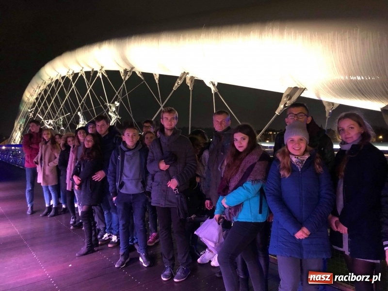 Zdjęcie w galerii na portalu naszraciborz.pl: Uczniowie I LO z Raciborza na sztuce Sznurowadła w krakowskiej Cricotece wiadomości z regionu