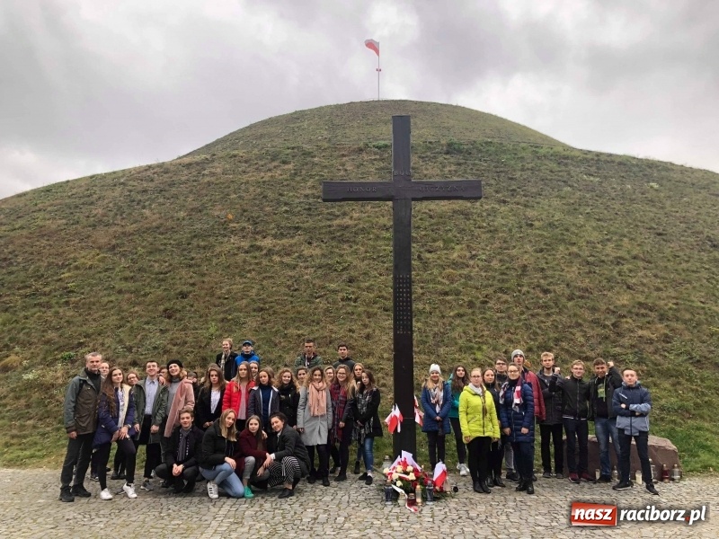 Zdjęcie w galerii na portalu naszraciborz.pl: Uczniowie I LO z Raciborza na sztuce Sznurowadła w krakowskiej Cricotece wiadomości z regionu