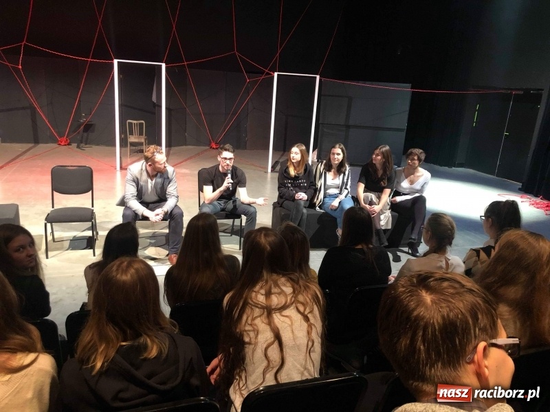 Zdjęcie w galerii na portalu naszraciborz.pl: Uczniowie I LO z Raciborza na sztuce Sznurowadła w krakowskiej Cricotece wiadomości z regionu