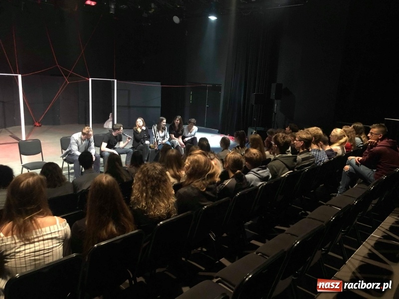 Zdjęcie w galerii na portalu naszraciborz.pl: Uczniowie I LO z Raciborza na sztuce Sznurowadła w krakowskiej Cricotece wiadomości z regionu