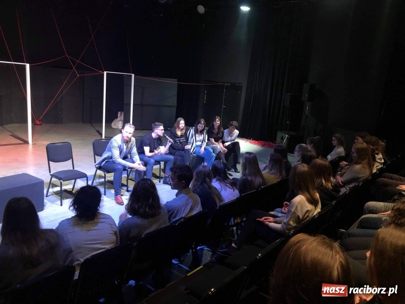 Zdjęcie w galerii na portalu naszraciborz.pl: Uczniowie I LO z Raciborza na sztuce Sznurowadła w krakowskiej Cricotece wiadomości z regionu