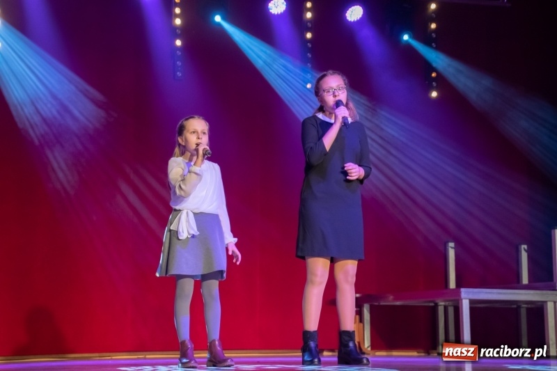 Zdjęcie w galerii na portalu naszraciborz.pl: Gwiazdki Osiemnastki z SP18 zdominowały regionalny konkurs piosenki wiadomości z regionu