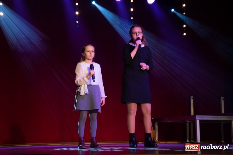 Zdjęcie w galerii na portalu naszraciborz.pl: Gwiazdki Osiemnastki z SP18 zdominowały regionalny konkurs piosenki wiadomości z regionu