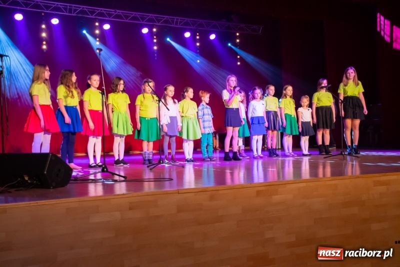 Zdjęcie w galerii na portalu naszraciborz.pl: Gwiazdki Osiemnastki z SP18 zdominowały regionalny konkurs piosenki wiadomości z regionu