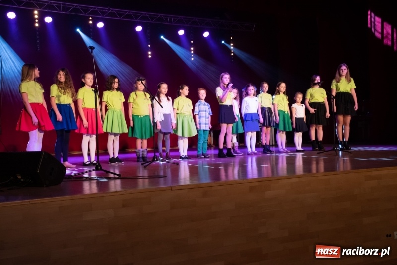 Zdjęcie w galerii na portalu naszraciborz.pl: Gwiazdki Osiemnastki z SP18 zdominowały regionalny konkurs piosenki wiadomości z regionu