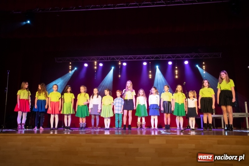 Zdjęcie w galerii na portalu naszraciborz.pl: Gwiazdki Osiemnastki z SP18 zdominowały regionalny konkurs piosenki wiadomości z regionu
