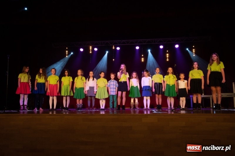 Zdjęcie w galerii na portalu naszraciborz.pl: Gwiazdki Osiemnastki z SP18 zdominowały regionalny konkurs piosenki wiadomości z regionu
