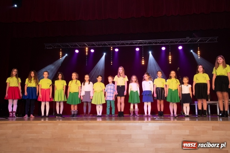 Zdjęcie w galerii na portalu naszraciborz.pl: Gwiazdki Osiemnastki z SP18 zdominowały regionalny konkurs piosenki wiadomości z regionu