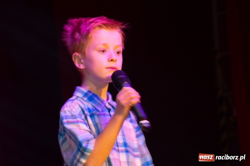 Zdjęcie w galerii na portalu naszraciborz.pl: Gwiazdki Osiemnastki z SP18 zdominowały regionalny konkurs piosenki wiadomości z regionu