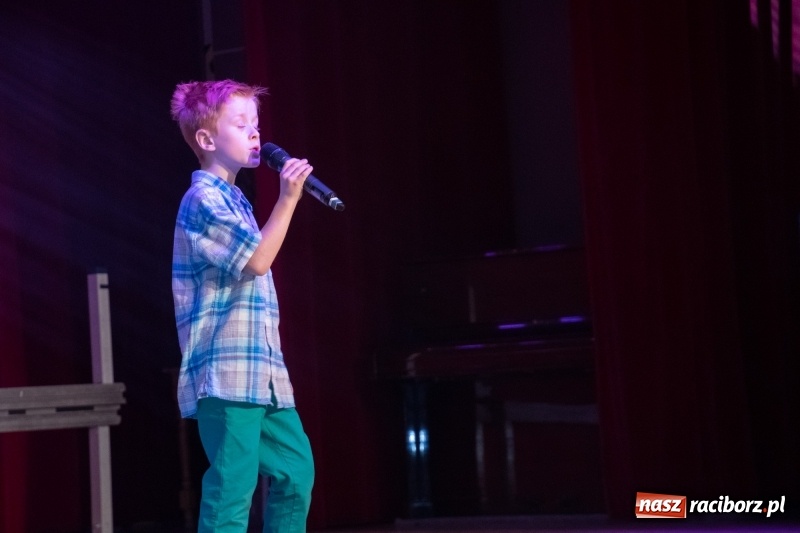 Zdjęcie w galerii na portalu naszraciborz.pl: Gwiazdki Osiemnastki z SP18 zdominowały regionalny konkurs piosenki wiadomości z regionu