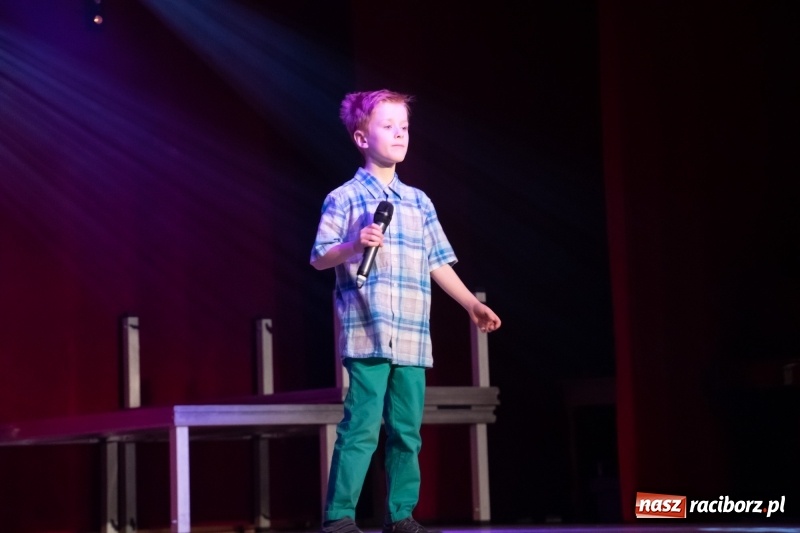 Zdjęcie w galerii na portalu naszraciborz.pl: Gwiazdki Osiemnastki z SP18 zdominowały regionalny konkurs piosenki wiadomości z regionu