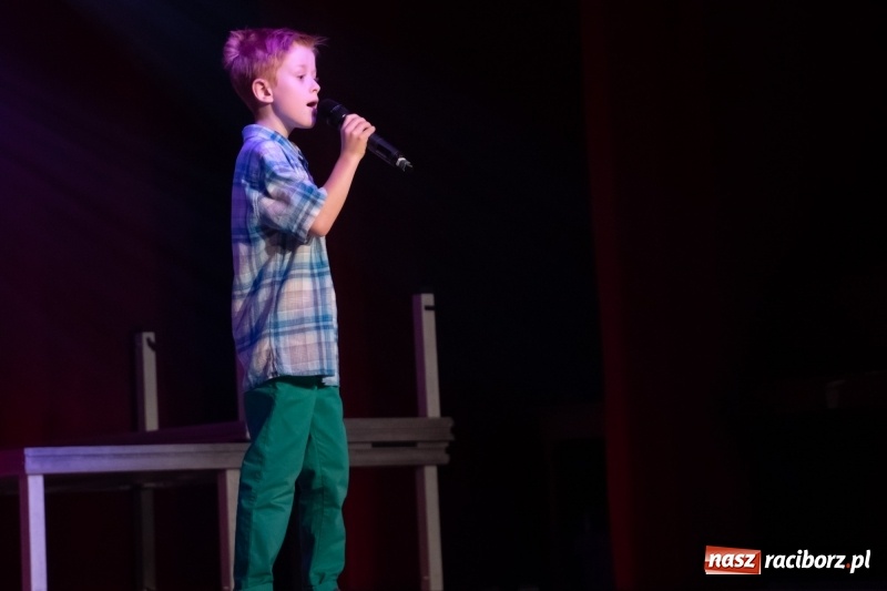 Zdjęcie w galerii na portalu naszraciborz.pl: Gwiazdki Osiemnastki z SP18 zdominowały regionalny konkurs piosenki wiadomości z regionu