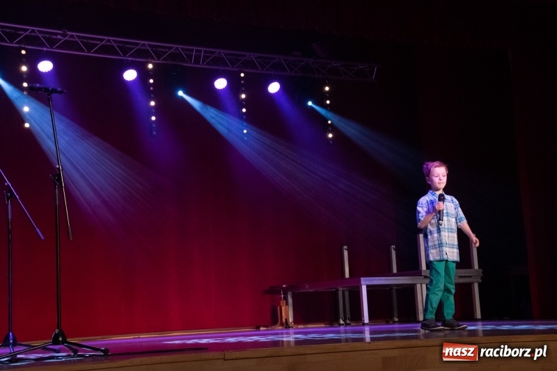 Zdjęcie w galerii na portalu naszraciborz.pl: Gwiazdki Osiemnastki z SP18 zdominowały regionalny konkurs piosenki wiadomości z regionu