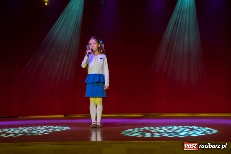 Zdjęcie w galerii na portalu naszraciborz.pl: Gwiazdki Osiemnastki z SP18 zdominowały regionalny konkurs piosenki wiadomości z regionu