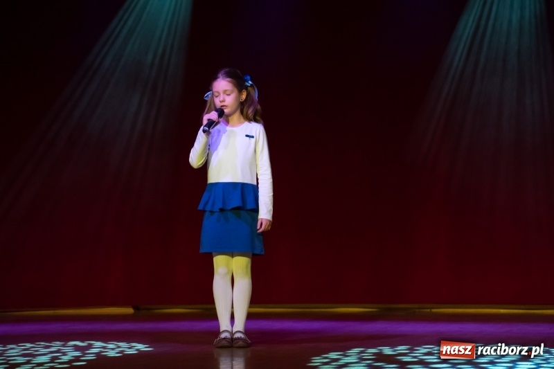 Zdjęcie w galerii na portalu naszraciborz.pl: Gwiazdki Osiemnastki z SP18 zdominowały regionalny konkurs piosenki wiadomości z regionu