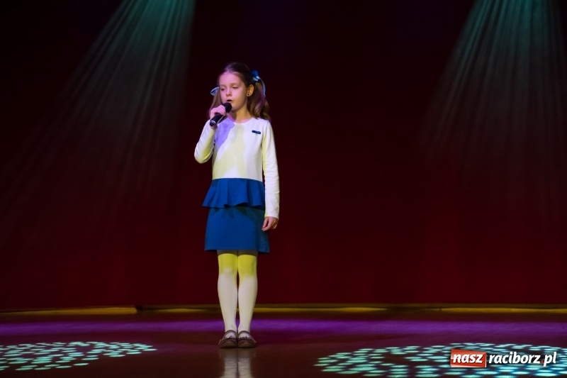 Zdjęcie w galerii na portalu naszraciborz.pl: Gwiazdki Osiemnastki z SP18 zdominowały regionalny konkurs piosenki wiadomości z regionu