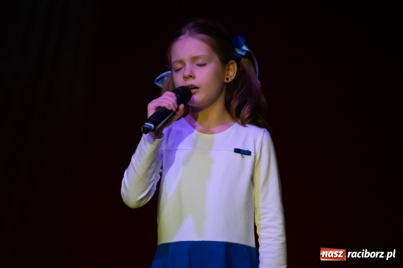 Zdjęcie w galerii na portalu naszraciborz.pl: Gwiazdki Osiemnastki z SP18 zdominowały regionalny konkurs piosenki wiadomości z regionu