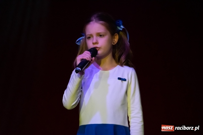 Zdjęcie w galerii na portalu naszraciborz.pl: Gwiazdki Osiemnastki z SP18 zdominowały regionalny konkurs piosenki wiadomości z regionu