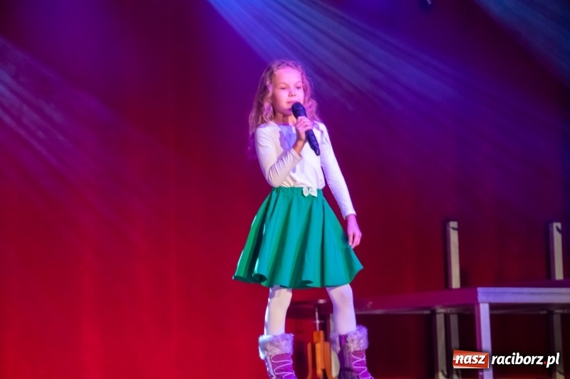 Zdjęcie w galerii na portalu naszraciborz.pl: Gwiazdki Osiemnastki z SP18 zdominowały regionalny konkurs piosenki wiadomości z regionu