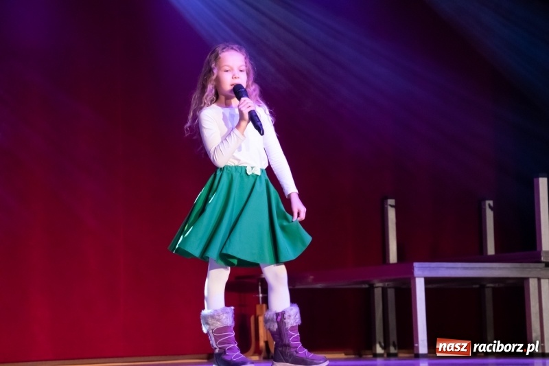 Zdjęcie w galerii na portalu naszraciborz.pl: Gwiazdki Osiemnastki z SP18 zdominowały regionalny konkurs piosenki wiadomości z regionu