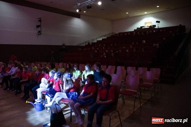 Zdjęcie w galerii na portalu naszraciborz.pl: Gwiazdki Osiemnastki z SP18 zdominowały regionalny konkurs piosenki wiadomości z regionu