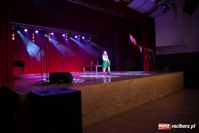 Zdjęcie w galerii na portalu naszraciborz.pl: Gwiazdki Osiemnastki z SP18 zdominowały regionalny konkurs piosenki wiadomości z regionu