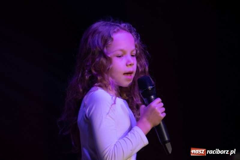 Zdjęcie w galerii na portalu naszraciborz.pl: Gwiazdki Osiemnastki z SP18 zdominowały regionalny konkurs piosenki wiadomości z regionu