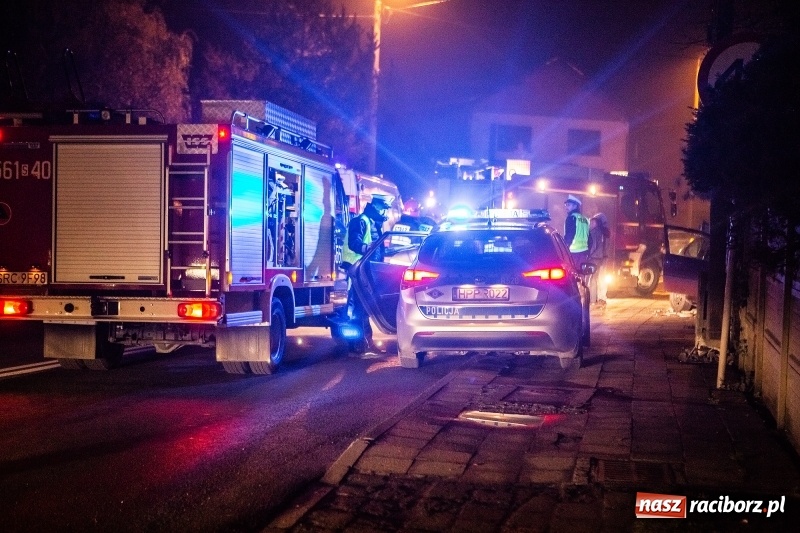 Zdjęcie w galerii na portalu naszraciborz.pl: Polo staranowało ogrodzenie na Hulczyńskiej  wiadomości z regionu