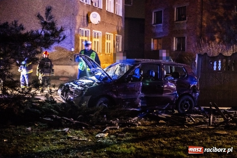 Zdjęcie w galerii na portalu naszraciborz.pl: Polo staranowało ogrodzenie na Hulczyńskiej  wiadomości z regionu