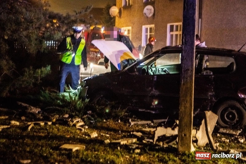 Zdjęcie w galerii na portalu naszraciborz.pl: Polo staranowało ogrodzenie na Hulczyńskiej  wiadomości z regionu