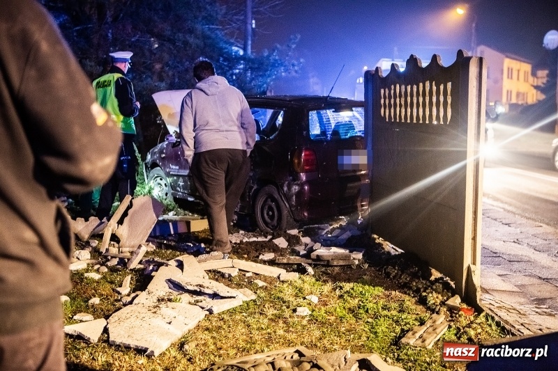 Zdjęcie w galerii na portalu naszraciborz.pl: Polo staranowało ogrodzenie na Hulczyńskiej  wiadomości z regionu