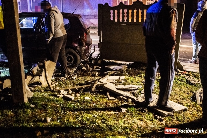 Zdjęcie w galerii na portalu naszraciborz.pl: Polo staranowało ogrodzenie na Hulczyńskiej  wiadomości z regionu