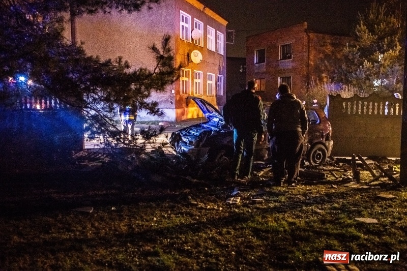 Zdjęcie w galerii na portalu naszraciborz.pl: Polo staranowało ogrodzenie na Hulczyńskiej  wiadomości z regionu