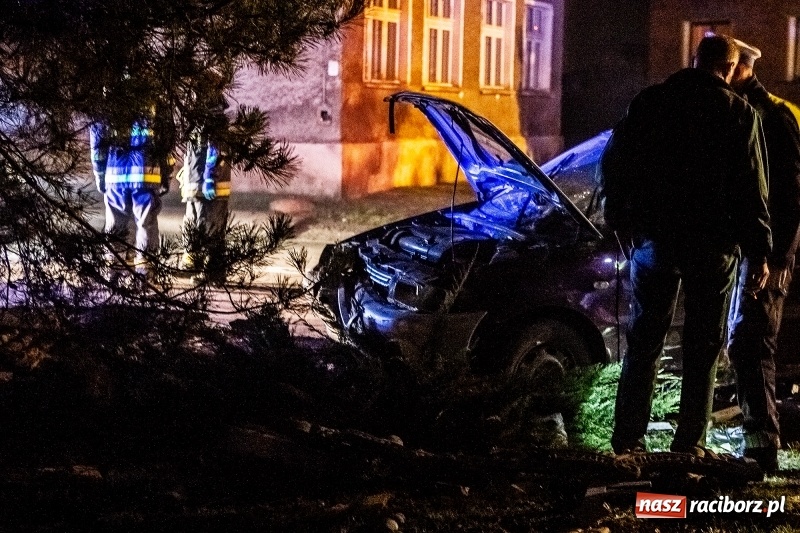 Zdjęcie w galerii na portalu naszraciborz.pl: Polo staranowało ogrodzenie na Hulczyńskiej  wiadomości z regionu