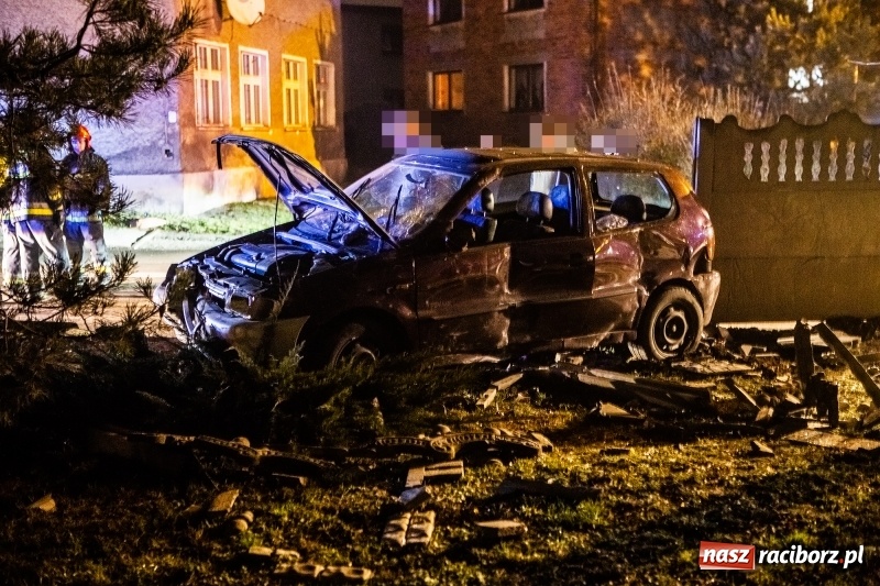 Zdjęcie w galerii na portalu naszraciborz.pl: Polo staranowało ogrodzenie na Hulczyńskiej  wiadomości z regionu